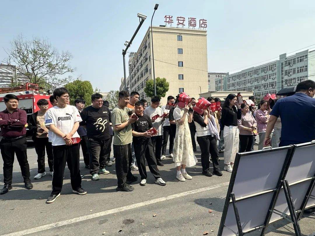 مضبوط حفاظت کا فائر وال بنانے کے لئے کاروباری اداروں میں فائر فائٹنگ عملی مشقیں کی جاتی ہیں